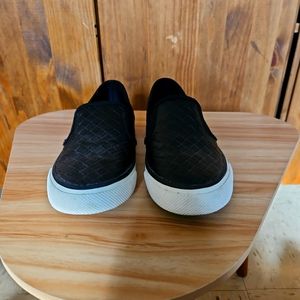 Black low top sneakers